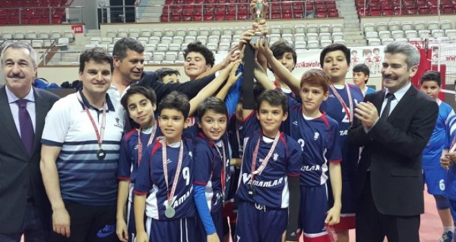 Küçük Erkekler voleybolda zafer Karşıyaka Özel Yamanlar Ortaokulu'nun
