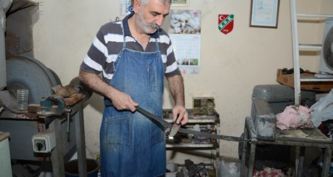 Kurbanda acı çektirmemek için vatandaşlar bıçak bileyicilerinin yolunu tuttu