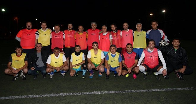 Kurtlarını futbol sahasında döküyorlar...