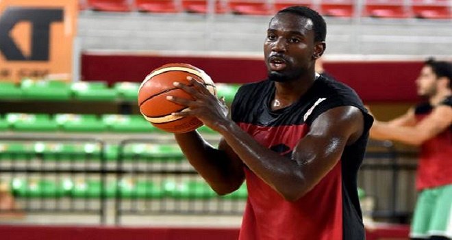 Lisansı çıkmayan ABD'li basketbolcu Dustin Hogue gitti...