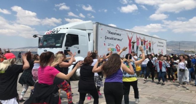 LÖSEV İyilikler Tırı İzmir aileleriyle buluştu