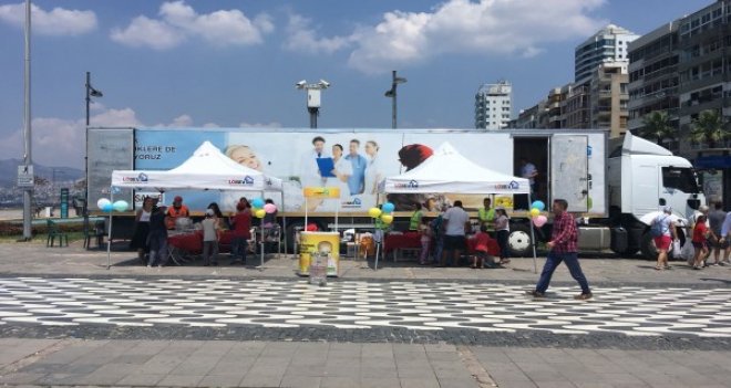 LÖSEV İyilikler Tırı İzmir’de kayıtlı hasta çocuklar ve aileleriyle buluştu