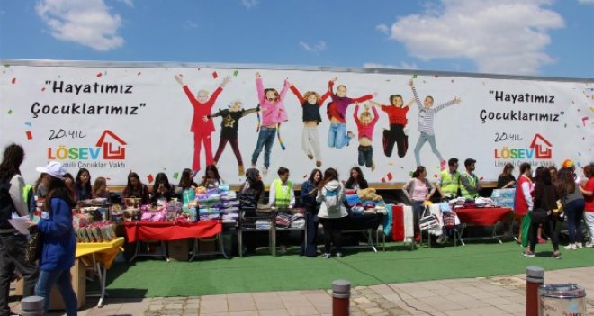 LÖSEV İyilikler Tırı İzmir'de