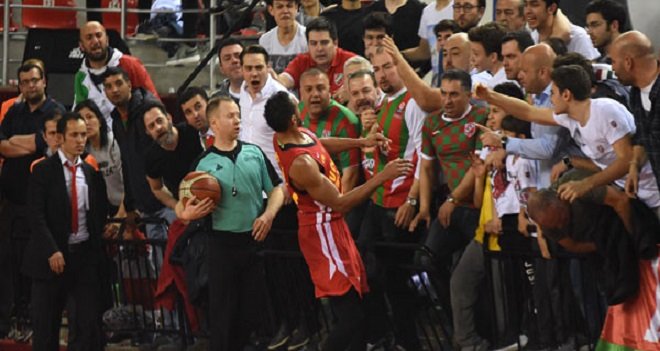 Maçta Murcia'lı oyuncuya müdahale eden seyirciye işlem yapıldı