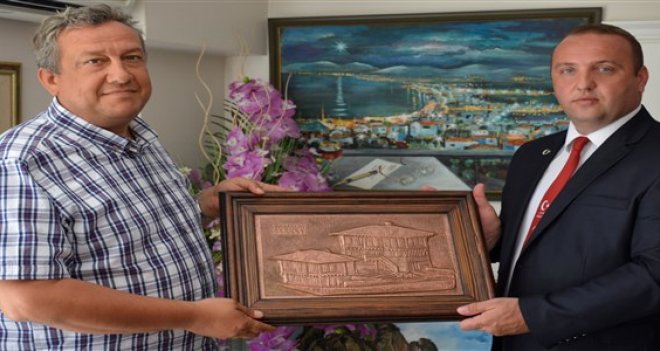 Makedonyalı Atatürkçülerden Dikili’ye çıkartma