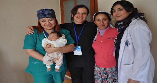 Menderes’te anne ve bebeklere belediye desteği