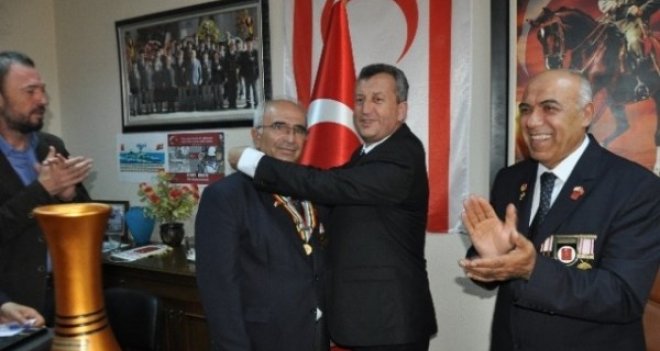 MENEMEN BELEDİYE BAŞKANI KARŞIYAKALI GAZİLERİ ONURLANDIRDI