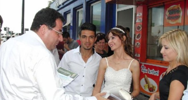 MHP'li Tanrıkulu Çarşı'da gelin ve damattan oy istedi