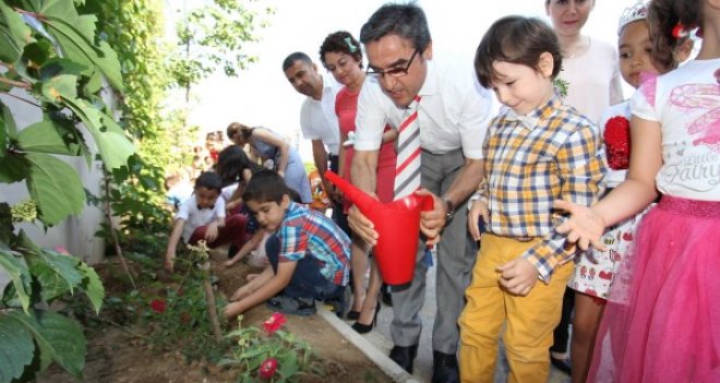 Minik eller ile okullarını çiçek bahçesine çevirdiler