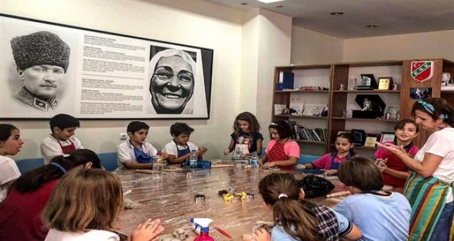 Minik eller Karşıyaka'da sanatla buluşuyor