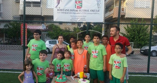 Minik futbolcu doğum gününü çim sahada kutladı…