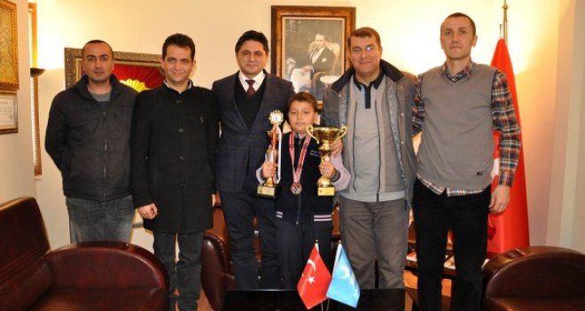 Minik şampiyon başarısını Acar ile paylaştı