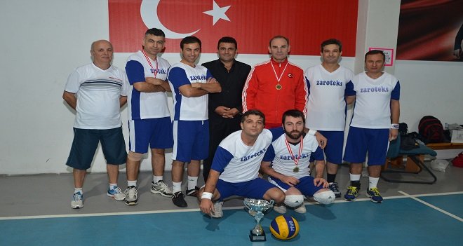 Müdürlerin takımı voleybolda şampiyon oldu