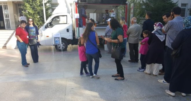 Müdürlerinin vefat eden babası için lokma döktürdüler