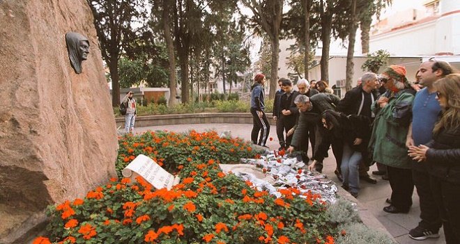 Müjdat Gezen ve Ayşen Gruda Ana'nın huzurunda...