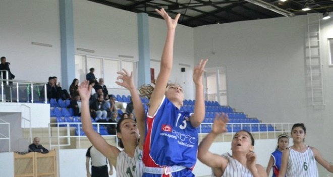 Murşide Altınçubuk’lu kızlar potada finallere kaldı