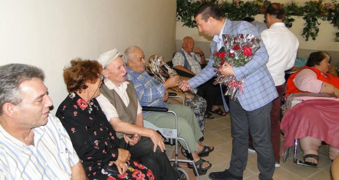 MÜSİAD, Karşıyaka Zübeyde Hanım Huzurevi ziyaret etti