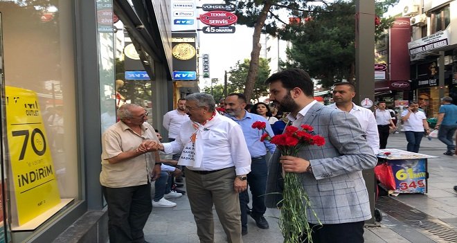 Necip Nasır Karşıyakalılar'a karanfil dağıttı