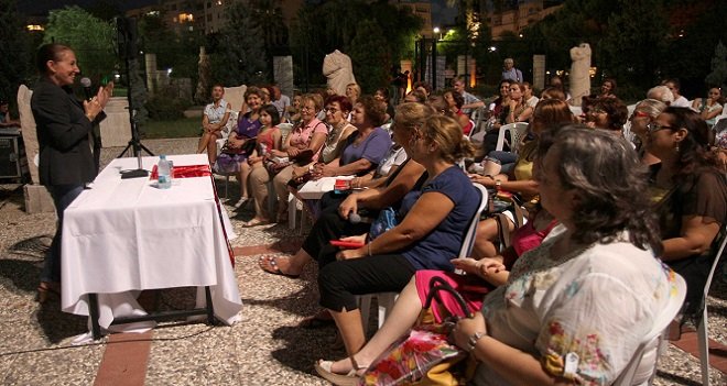 Nermin Bezmen Karşıyakalılar'la buluştu...