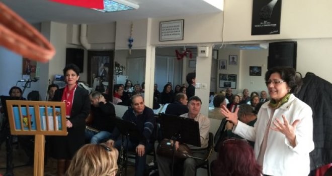 Nesrin Beykoz, Karşıyaka ilçe toplantısında gözyaşlarını tutamadı