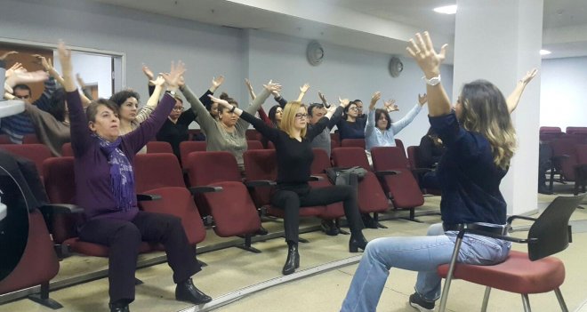 Ofiste egzersiz yaparak sağlıklı yaşama kavuşacaklar