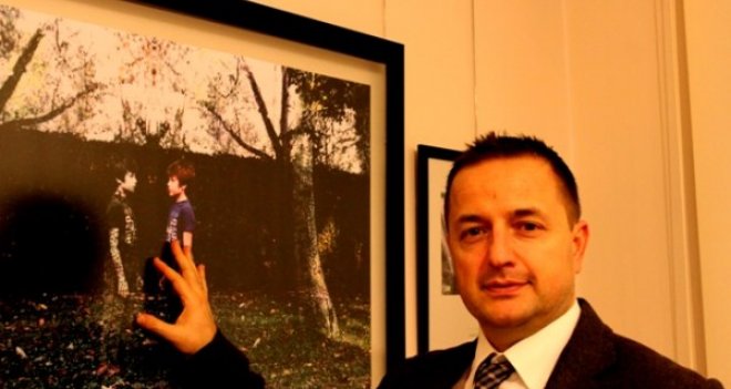 Oğlunun fotoğraflarıyla otizme dikkat çekecek