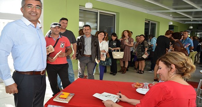 Öğretmen yazardan imza günü