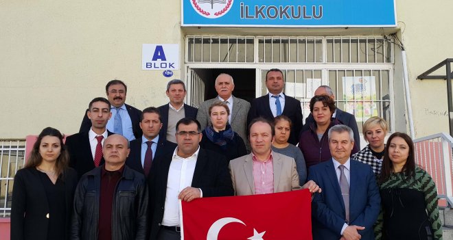 Okulda bayrak yakılmasına Eğitim-Bir-Sen'den tepki