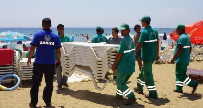 Plajdaki şezlongları topladılar