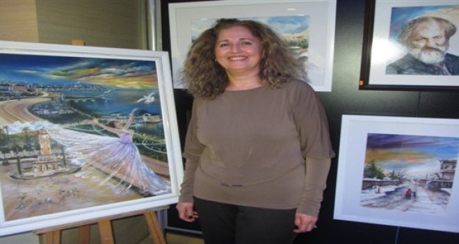 Önce fotoğraflıyor, sonra resmini yapıyor