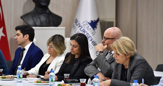 ''Öncü ve lider kent İzmir''