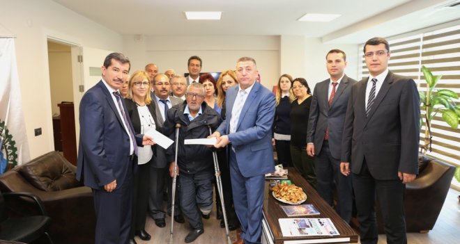 Ormancılar kazada sakat kalan işçi arkadaşlarına sahip çıktı