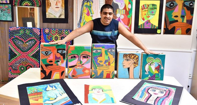 Otizmli Mahsun kelimelerle değil resimle konuşuyor