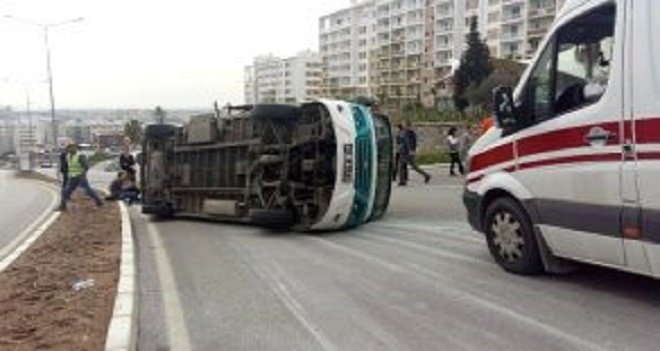 Karşıyaka-Cumhuriyet dolmuşu kaza yaptı: 11 Yaralı
