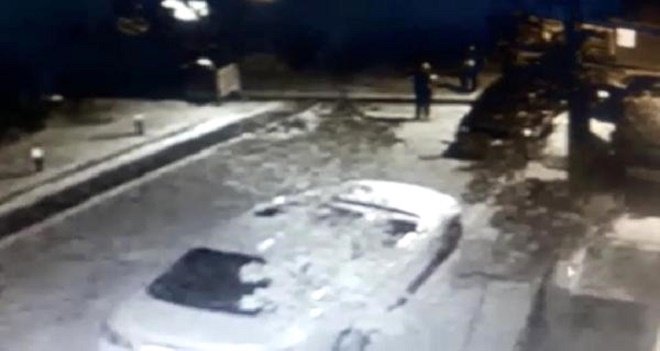 Otomobilini çalan hırsızları sosyal medyada yayınladı...