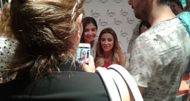 ÖZGE ULUSOY'A İZMİR'DE BÜYÜK İLGİ