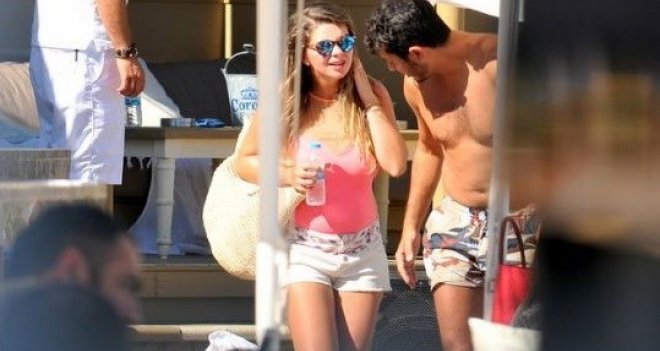 PELİN KARAHAN ÇEŞME'DE BALAYINDA