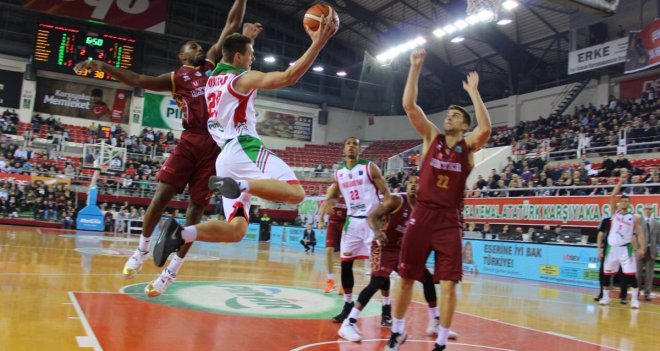 Pınar Karşıyaka, Daçka karşısında...