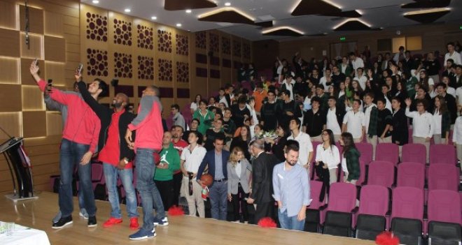 Pınar Karşıyaka, Doğa Koleji öğrencileriyle buluştu