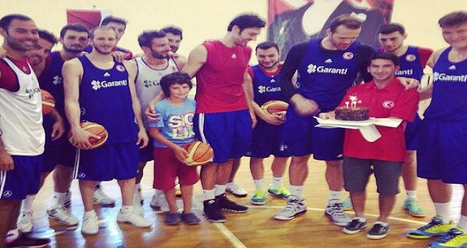 PINAR KARŞIYAKA MALZEMECİSİ FUAT'TAN MİLLİ OYUNCUYA SÜRPRİZ