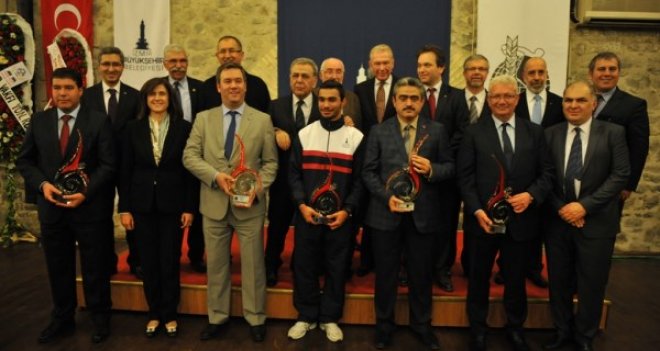 Pınar Karşıyaka ve Selçuk Yaşar TSYD İzmir'den ödülünü aldı