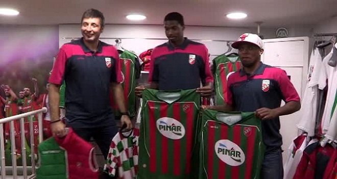 Pınar Karşıyakalılar taraftara imza verdi...