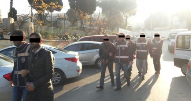 ''Polisiz'' dediler, Karşıyakalı vatandaşı 460 bin lira dolandırdılar