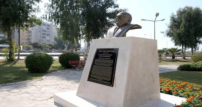 Rauf Denktaş'ın büstü Karşıyaka'da dikiliyor...