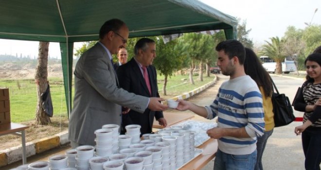 Rektör Prof.Dr. Akhan'dan öğrencilere aşure ikramı