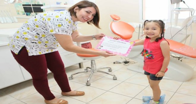 Renkli dişler mutlu gülüşler