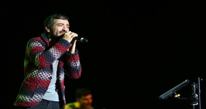 Resul Dindar çocuklar için Karşıyaka'da sahnede