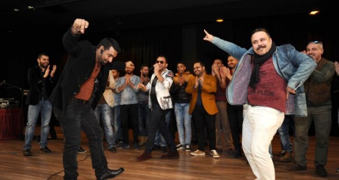 Roman Gecesi'nde Karşıyakalılar kendini sahneye attı...
