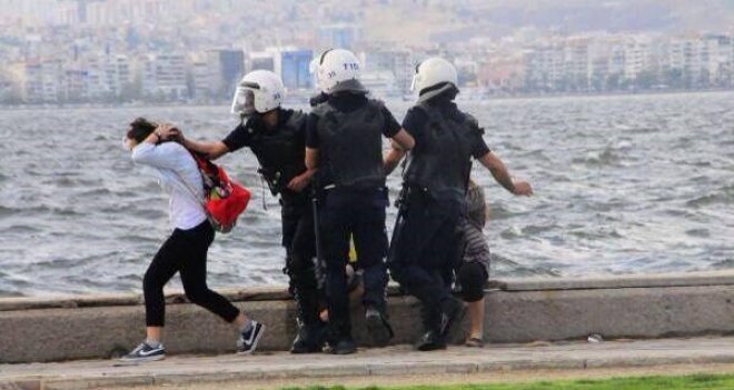 SAÇ ÇEKEN POLİSLER YARGI ÖNÜNE ÇIKTI