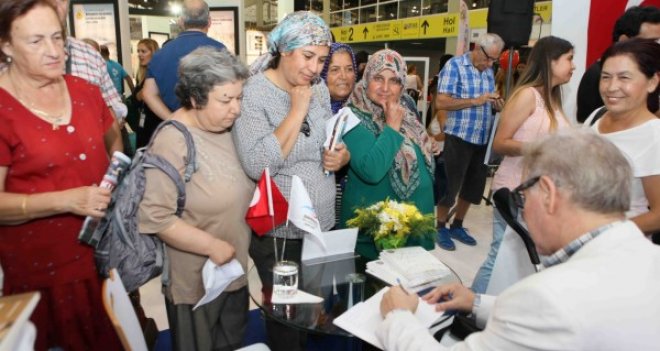 Şairler Bayraklı standında okurlarıyla buluştu